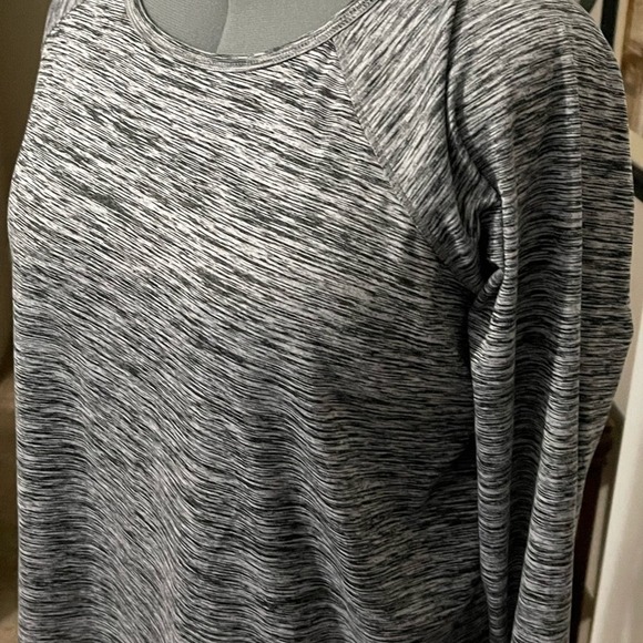 VICTORIA SECRET’s Top ATHLEISURE TOP SIZE MEDIUM - Picture 3 of 7